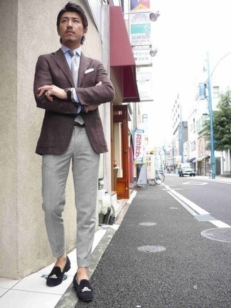 Welche Slipper mit braunen Sakkos zu tragen – 500+ Herren Outfits: Tragen Sie ein braunes Sakko und eine graue Anzughose für eine klassischen und verfeinerte Silhouette. Dieses Outfit passt hervorragend zusammen mit Slippern.