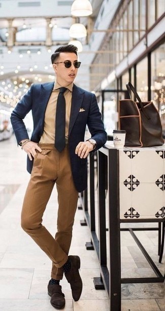 Beige Businesshemd kombinieren – 173 Herren Outfits: Kombinieren Sie ein beige Businesshemd mit einer beige Anzughose für einen stilvollen, eleganten Look. Wenn Sie nicht durch und durch formal auftreten möchten, komplettieren Sie Ihr Outfit mit dunkelbraunen Doppelmonks aus Wildleder.