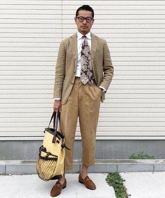 Braune Krawatte mit Paisley-Muster kombinieren – 67 Elegante Herren Outfits: Paaren Sie ein beige Sakko mit einer braunen Krawatte mit Paisley-Muster, um vor Klasse und Perfektion zu strotzen. Ergänzen Sie Ihr Look mit braunen Wildleder Slippern.