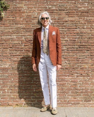 60 Jährige: Wie Anzughose mit Slipper zu kombinieren – 27 Elegante Sommer Herren Outfits: Kombinieren Sie ein rotbraunes Sakko mit einer Anzughose für einen stilvollen, eleganten Look. Slipper sind eine gute Wahl, um dieses Outfit zu vervollständigen. Ein schönes Sommer-Outfit.