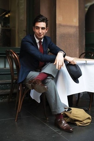 Dunkelrote Krawatte kombinieren – 500+ Elegante Herren Outfits: Erwägen Sie das Tragen von einem dunkelblauen Sakko und einer dunkelroten Krawatte, um vor Klasse und Perfektion zu strotzen. Braune Doppelmonks aus Leder verleihen einem klassischen Look eine neue Dimension.