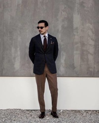 Rotbraunes Einstecktuch kombinieren – 500+ Herren Outfits: Für ein bequemes Couch-Outfit, vereinigen Sie ein dunkelblaues Sakko mit Schottenmuster mit einem rotbraunen Einstecktuch. Fühlen Sie sich ideenreich? Vervollständigen Sie Ihr Outfit mit dunkelbraunen Leder Derby Schuhen.