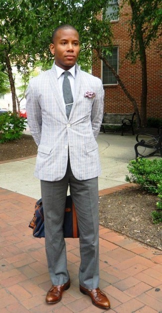 20 Jährige: Dunkelgraue Krawatte kombinieren – 44 Elegante Herren Outfits: Kombinieren Sie ein graues Sakko mit Schottenmuster mit einer dunkelgrauen Krawatte für einen stilvollen, eleganten Look. Komplettieren Sie Ihr Outfit mit rotbraunen Leder Slippern mit Quasten.