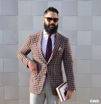 Graues Einstecktuch kombinieren – 222 Elegante Herren Outfits: Für ein bequemes Couch-Outfit, kombinieren Sie ein braunes Sakko mit Vichy-Muster mit einem grauen Einstecktuch.