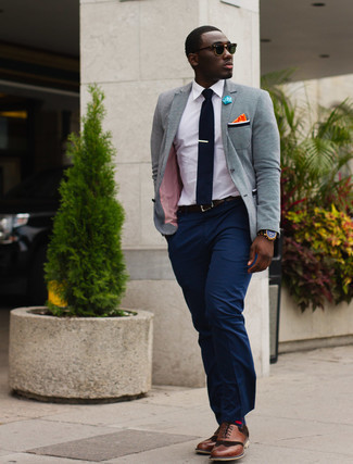 Graues Sakko kombinieren – 500+ Elegante Herren Outfits: Erwägen Sie das Tragen von einem grauen Sakko und einer dunkelblauen Anzughose, um vor Klasse und Perfektion zu strotzen. Fühlen Sie sich mutig? Komplettieren Sie Ihr Outfit mit braunen Leder Brogues.