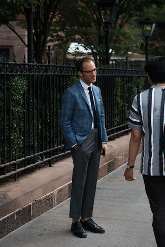 30 Jährige: Wie dunkelblaues Sakko mit grauer Anzughose zu kombinieren – 500+ Elegante Herren Outfits: Entscheiden Sie sich für ein dunkelblaues Sakko und eine graue Anzughose, um vor Klasse und Perfektion zu strotzen. Wählen Sie die legere Option mit schwarzen Leder Brogues.
