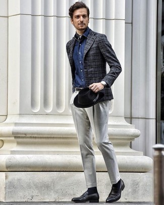 Blaues Chambray Businesshemd kombinieren – 437 Herren Outfits: Entscheiden Sie sich für ein blaues Chambray Businesshemd und eine graue Anzughose, um vor Klasse und Perfektion zu strotzen. Fühlen Sie sich mutig? Komplettieren Sie Ihr Outfit mit schwarzen Leder Slippern.