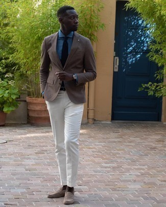 Hellbeige Wildleder Slipper kombinieren – 500+ Herren Outfits: Paaren Sie ein braunes Sakko mit einer weißen Anzughose für eine klassischen und verfeinerte Silhouette. Hellbeige Wildleder Slipper sind eine kluge Wahl, um dieses Outfit zu vervollständigen.