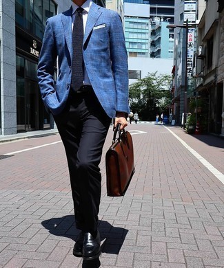 Welche Anzughosen mit blauen Sakkos zu tragen – 500+ Herren Outfits: Paaren Sie ein blaues Sakko mit einer Anzughose für eine klassischen und verfeinerte Silhouette. Ergänzen Sie Ihr Look mit schwarzen Leder Slippern.