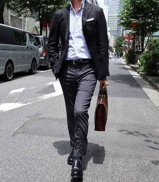 Schwarzes Sakko kombinieren – 267 Elegante Herren Outfits warm Wetter: Kombinieren Sie ein schwarzes Sakko mit einer dunkelgrauen Anzughose für einen stilvollen, eleganten Look. Vervollständigen Sie Ihr Look mit schwarzen Leder Slippern.