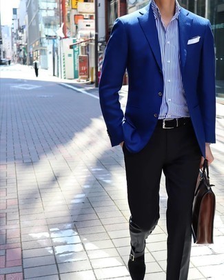 Blaues Sakko kombinieren – 500+ Elegante Herren Outfits: Kombinieren Sie ein blaues Sakko mit einer schwarzen Anzughose, um vor Klasse und Perfektion zu strotzen. Schwarze Monks aus Wildleder sind eine großartige Wahl, um dieses Outfit zu vervollständigen.