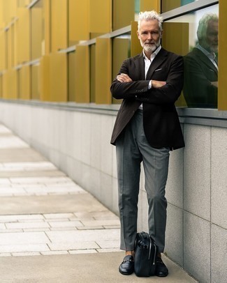 Schwarze Leder Slipper kombinieren – 500+ Elegante Herren Outfits warm Wetter: Vereinigen Sie ein dunkelbraunes Sakko mit einer grauen Anzughose für eine klassischen und verfeinerte Silhouette. Schwarze Leder Slipper sind eine kluge Wahl, um dieses Outfit zu vervollständigen.