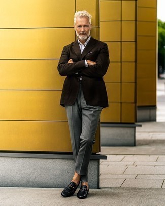 50 Jährige: Graue Anzughose kombinieren – 170 Elegante Herren Outfits: Kombinieren Sie ein dunkelbraunes Sakko mit einer grauen Anzughose für eine klassischen und verfeinerte Silhouette. Dieses Outfit passt hervorragend zusammen mit schwarzen Leder Slippern.