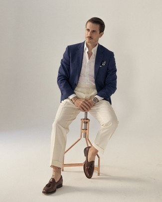 Wie weißes Businesshemd mit blauen Sakkos zu kombinieren – 500+ Herren Outfits: Entscheiden Sie sich für ein blaues Sakko und ein weißes Businesshemd für eine klassischen und verfeinerte Silhouette. Putzen Sie Ihr Outfit mit braunen Leder Slippern mit Quasten.