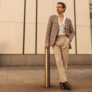Hellbeige Leinen Anzughose kombinieren – 74 Herren Outfits: Tragen Sie ein beige Sakko mit Schottenmuster und eine hellbeige Leinen Anzughose für eine klassischen und verfeinerte Silhouette. Ergänzen Sie Ihr Look mit braunen Leder Slippern mit Quasten.