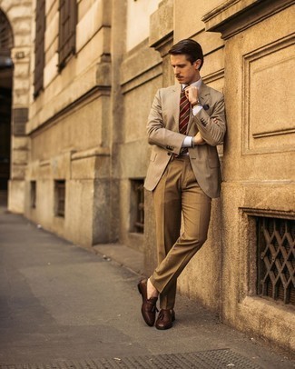 30 Jährige: Beige Sakko kombinieren – 500+ Sommer Herren Outfits: Kombinieren Sie ein beige Sakko mit einer beige Anzughose, um vor Klasse und Perfektion zu strotzen. Ergänzen Sie Ihr Look mit braunen Leder Slippern mit Quasten. Ein schönes Sommer-Outfit.