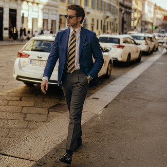 Senf horizontal gestreifte Krawatte kombinieren – 38 Herren Outfits: Tragen Sie ein dunkelblaues Sakko und eine senf horizontal gestreifte Krawatte, um vor Klasse und Perfektion zu strotzen. Schwarze Doppelmonks aus Leder fügen sich nahtlos in einer Vielzahl von Outfits ein.
