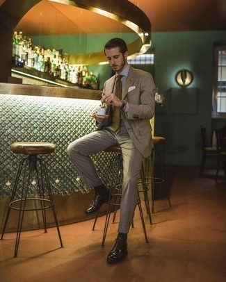 Dunkelgrüne Krawatte mit Paisley-Muster kombinieren – 25 Sommer Herren Outfits: Vereinigen Sie ein beige Sakko mit einer dunkelgrünen Krawatte mit Paisley-Muster für einen stilvollen, eleganten Look. Dunkelbraune Leder Oxford Schuhe sind eine großartige Wahl, um dieses Outfit zu vervollständigen. Schon haben wir ein cooles Outfit im Sommer.