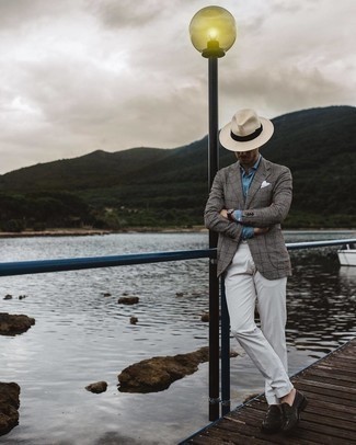 Dunkelgraues Wollsakko kombinieren – 500+ Herren Outfits: Kombinieren Sie ein dunkelgraues Wollsakko mit einer weißen Anzughose für einen stilvollen, eleganten Look. Ergänzen Sie Ihr Look mit dunkelbraunen Leder Slippern.