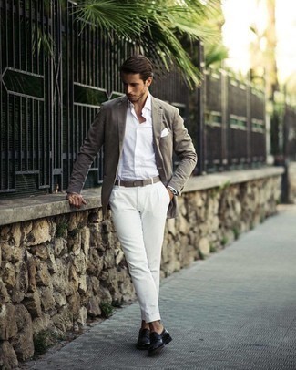 Graues Sakko kombinieren – 500+ Elegante Herren Outfits: Paaren Sie ein graues Sakko mit einer weißen Anzughose für eine klassischen und verfeinerte Silhouette. Schwarze Leder Slipper fügen sich nahtlos in einer Vielzahl von Outfits ein.