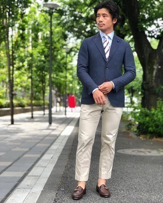 Mehrfarbige horizontal gestreifte Krawatte kombinieren – 68 Elegante Sommer Herren Outfits: Vereinigen Sie ein dunkelblaues Sakko mit einer mehrfarbigen horizontal gestreiften Krawatte für einen stilvollen, eleganten Look. Ergänzen Sie Ihr Look mit braunen Monks aus Leder. Ein cooler Sommer-Look.