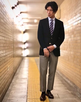 Dunkelrote Leder Slipper kombinieren – 500+ Herren Outfits: Kombinieren Sie ein schwarzes Sakko mit einer grauen Anzughose, um vor Klasse und Perfektion zu strotzen. Dunkelrote Leder Slipper sind eine ideale Wahl, um dieses Outfit zu vervollständigen.