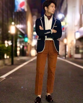 Dunkelrote Leder Slipper kombinieren – 500+ Herren Outfits: Tragen Sie ein dunkelblaues Sakko und eine rotbraune Anzughose für einen stilvollen, eleganten Look. Dunkelrote Leder Slipper sind eine kluge Wahl, um dieses Outfit zu vervollständigen.