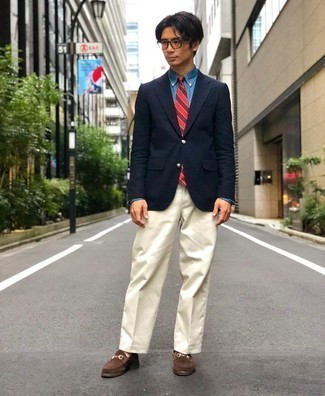 Rote horizontal gestreifte Krawatte kombinieren – 276 Herren Outfits: Kombinieren Sie ein dunkelblaues Sakko mit einer roten horizontal gestreiften Krawatte für einen stilvollen, eleganten Look. Komplettieren Sie Ihr Outfit mit braunen Wildleder Slippern.