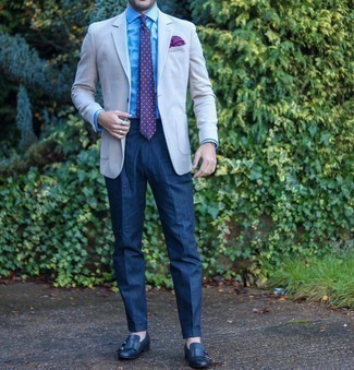 30 Jährige: Hellviolettes gepunktetes Einstecktuch kombinieren – 16 Herren Outfits: Kombinieren Sie ein hellbeige Sakko mit einem hellvioletten gepunkteten Einstecktuch für einen entspannten Wochenend-Look. Putzen Sie Ihr Outfit mit dunkelblauen Doppelmonks aus Leder.