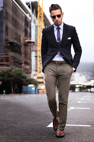 Dunkelblaue gepunktete Krawatte kombinieren – 466 Herren Outfits: Entscheiden Sie sich für ein dunkelblaues Sakko und eine dunkelblaue gepunktete Krawatte, um vor Klasse und Perfektion zu strotzen. Vervollständigen Sie Ihr Look mit braunen Leder Slippern mit Quasten.