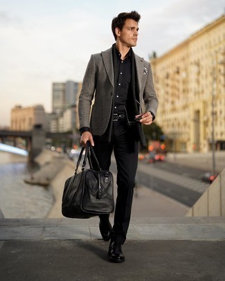 Dunkelgraues Wollsakko kombinieren – 500+ Herren Outfits: Vereinigen Sie ein dunkelgraues Wollsakko mit einer schwarzen Anzughose für einen stilvollen, eleganten Look. Vervollständigen Sie Ihr Look mit schwarzen Leder Derby Schuhen.