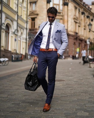 Dunkelblaue Krawatte mit Blumenmuster kombinieren – 88 Herren Outfits: Kombinieren Sie ein hellblaues Sakko mit einer dunkelblauen Krawatte mit Blumenmuster für eine klassischen und verfeinerte Silhouette. Dieses Outfit passt hervorragend zusammen mit rotbraunen Leder Slippern.