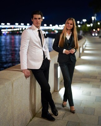 Schwarzes und weißes Einstecktuch kombinieren – 213 Elegante Sommer Herren Outfits: Kombinieren Sie ein weißes Sakko mit einem schwarzen und weißen Einstecktuch für einen entspannten Wochenend-Look. Machen Sie Ihr Outfit mit schwarzen Leder Slippern mit Fransen eleganter. Dieses Outfit ist ein perfekter Sommer-Look.
