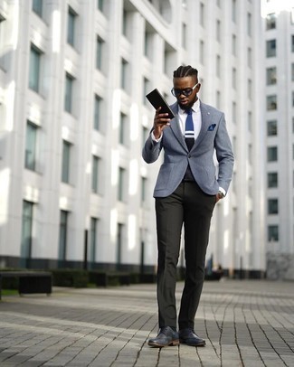 30 Jährige: Dunkelblaue horizontal gestreifte Krawatte kombinieren – 329 Elegante Herren Outfits: Tragen Sie ein hellblaues Sakko und eine dunkelblaue horizontal gestreifte Krawatte für eine klassischen und verfeinerte Silhouette. Dunkelblaue Leder Derby Schuhe sind eine ideale Wahl, um dieses Outfit zu vervollständigen.