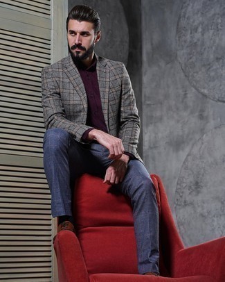 Dunkelblaue Anzughose mit Schottenmuster kombinieren – 72 Herren Outfits: Kombinieren Sie ein graues Sakko mit Schottenmuster mit einer dunkelblauen Anzughose mit Schottenmuster für einen stilvollen, eleganten Look. Fühlen Sie sich mutig? Ergänzen Sie Ihr Outfit mit braunen Leder Oxford Schuhen.