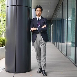 dunkelblaues Sakko, weißes und dunkelblaues vertikal gestreiftes Businesshemd, graue Anzughose, schwarze Leder Slipper für Herren