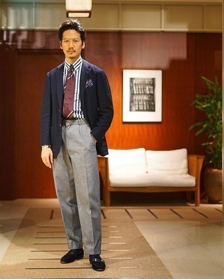 Dunkelrote Krawatte kombinieren – 500+ Herren Outfits: Kombinieren Sie ein dunkelblaues Sakko mit einer dunkelroten Krawatte für einen stilvollen, eleganten Look. Wenn Sie nicht durch und durch formal auftreten möchten, ergänzen Sie Ihr Outfit mit schwarzen Wildleder Slippern.