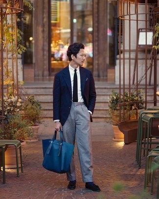 Dunkelblaue Krawatte kombinieren – 500+ Herren Outfits: Kombinieren Sie ein dunkelblaues Sakko mit einer dunkelblauen Krawatte für eine klassischen und verfeinerte Silhouette. Vervollständigen Sie Ihr Look mit schwarzen Wildleder Slippern mit Quasten.