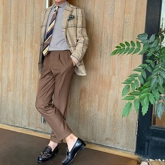 30 Jährige: Beige Sakko kombinieren – 500+ Sommer Herren Outfits: Kombinieren Sie ein beige Sakko mit einer braunen Anzughose für eine klassischen und verfeinerte Silhouette. Schwarze Leder Slipper sind eine gute Wahl, um dieses Outfit zu vervollständigen. Was für eine super Sommer-Look Idee!