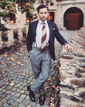 Weiße und rote horizontal gestreifte Krawatte kombinieren – 27 Herren Outfits: Kombinieren Sie ein dunkelblaues Sakko mit Schottenmuster mit einer weißen und roten horizontal gestreiften Krawatte, um vor Klasse und Perfektion zu strotzen. Ergänzen Sie Ihr Outfit mit dunkelroten Leder Oxford Schuhen, um Ihr Modebewusstsein zu zeigen.