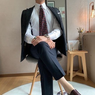 Dunkelrote Krawatte kombinieren – 500+ Herren Outfits: Erwägen Sie das Tragen von einem dunkelblauen Sakko mit Schottenmuster und einer dunkelroten Krawatte für einen stilvollen, eleganten Look. Dunkelbraune Doppelmonks aus Leder sind eine kluge Wahl, um dieses Outfit zu vervollständigen.