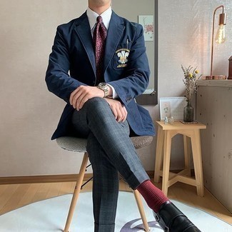 Dunkelrote Krawatte kombinieren – 500+ Herren Outfits: Tragen Sie ein dunkelblaues besticktes Sakko und eine dunkelrote Krawatte für einen stilvollen, eleganten Look. Schwarze Doppelmonks aus Leder sind eine gute Wahl, um dieses Outfit zu vervollständigen.