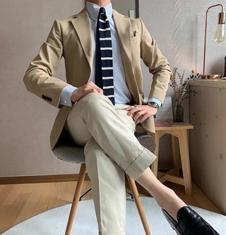 Welche Slipper mit beige Sakkos zu tragen – 386 Elegante Herren Outfits warm Wetter: Kombinieren Sie ein beige Sakko mit einer hellbeige Anzughose für eine klassischen und verfeinerte Silhouette. Slipper sind eine gute Wahl, um dieses Outfit zu vervollständigen.