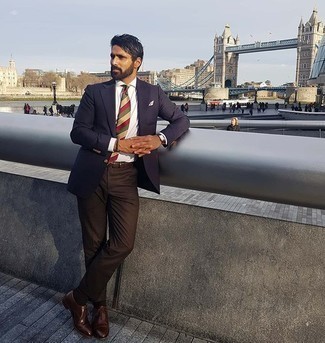 30 Jährige: Mehrfarbige horizontal gestreifte Krawatte kombinieren – 104 Herren Outfits: Kombinieren Sie ein dunkelblaues Sakko mit einer mehrfarbigen horizontal gestreiften Krawatte für einen stilvollen, eleganten Look. Dunkelbraune Leder Oxford Schuhe sind eine großartige Wahl, um dieses Outfit zu vervollständigen.