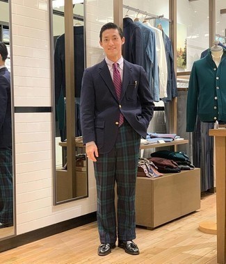 Rosa Krawatte kombinieren – 123 Herren Outfits: Geben Sie den bestmöglichen Look ab in einem dunkelblauen Sakko und einer rosa Krawatte. Schwarze Leder Slipper mit Fransen verleihen einem klassischen Look eine neue Dimension.