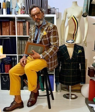 50 Jährige: Wie senf Anzughose mit dunkelbrauner Leder Oxford Schuhe zu kombinieren – 1 Herren Outfits: Entscheiden Sie sich für einen klassischen Stil in einem braunen Sakko mit Schottenmuster und einer senf Anzughose. Putzen Sie Ihr Outfit mit dunkelbraunen Leder Oxford Schuhen.