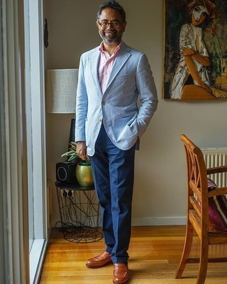 50 Jährige: Rosa Businesshemd kombinieren – 23 Herren Outfits: Entscheiden Sie sich für ein rosa Businesshemd und eine dunkelblaue Anzughose, um vor Klasse und Perfektion zu strotzen. Suchen Sie nach leichtem Schuhwerk? Entscheiden Sie sich für rotbraunen Leder Slipper für den Tag.