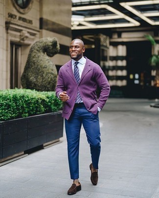 30 Jährige: Welche Slipper mit blauer Anzughose zu tragen – 331 Elegante Herren Outfits warm Wetter: Machen Sie sich mit einem violetten Strick Sakko und einer blauen Anzughose einen verfeinerten, eleganten Stil zu Nutze. Slipper sind eine ideale Wahl, um dieses Outfit zu vervollständigen.