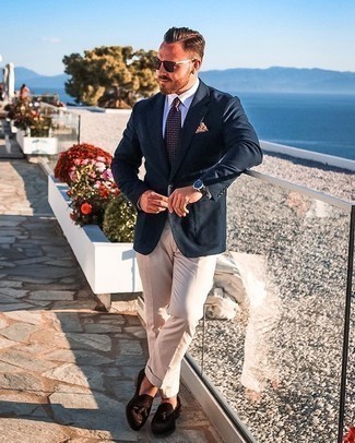 Hellbeige Anzughose kombinieren – 500+ Herren Outfits: Kombinieren Sie ein dunkelblaues Sakko mit einer hellbeige Anzughose für eine klassischen und verfeinerte Silhouette. Komplettieren Sie Ihr Outfit mit dunkelbraunen Wildleder Slippern mit Quasten.