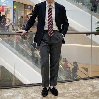 Dunkelrote Krawatte kombinieren – 500+ Herren Outfits: Kombinieren Sie ein dunkelblaues Sakko mit einer dunkelroten Krawatte für einen stilvollen, eleganten Look. Wenn Sie nicht durch und durch formal auftreten möchten, entscheiden Sie sich für schwarzen Wildleder Slipper.